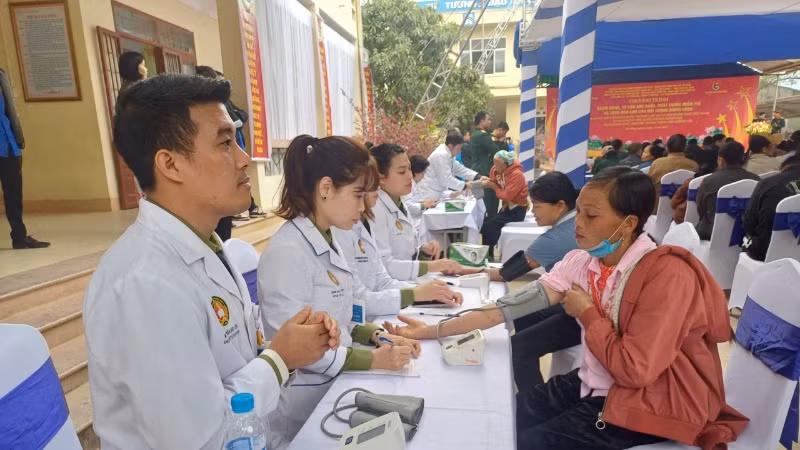Trong chương trình có hoạt động khám bệnh, phát thuốc miễn phí cho người dân huyện Nguyên Bình.