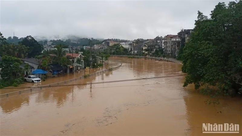 Nước sông Hiến dâng cao khiến nhiều nhà dân ở thành phố Cao Bằng, tỉnh Cao Bằng bị ngập lụt.