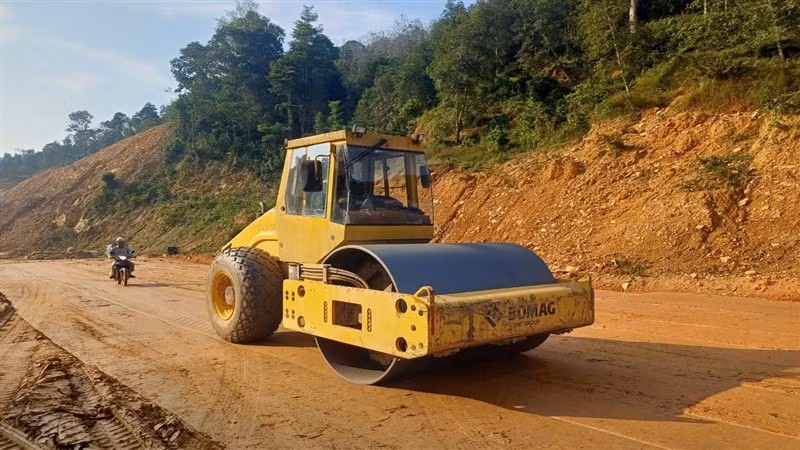 Nhiều đoạn nền đường trên tuyến đường cao tốc đã thành "hình hài".