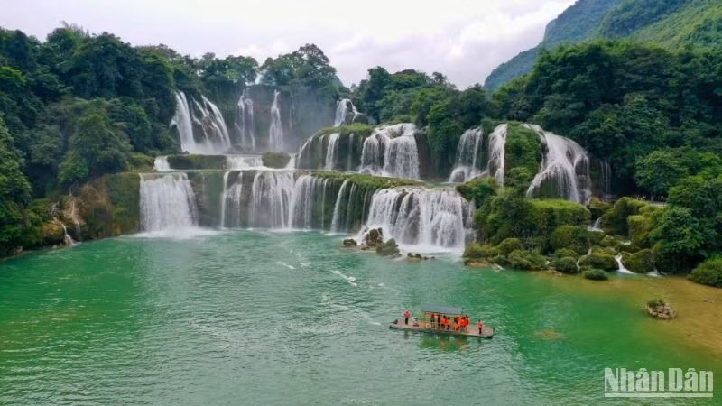 Thác Bản Giốc, xã Đàm Thủy, huyện Trùng Khánh, tỉnh Cao Bằng.