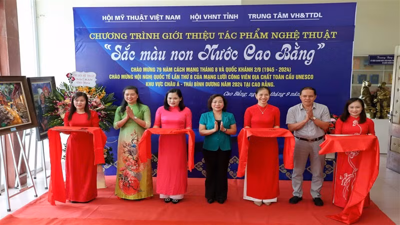 Các đại biểu cắt băng khai mạc triển lãm tranh. Các đại biểu cắt băng khai mạc triển lãm tranh.