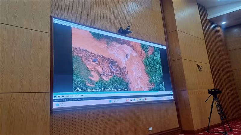Đoàn công tác Chính phủ theo dõi clip về tình hình mưa lũ, thiệt hại tại tỉnh Cao Bằng.