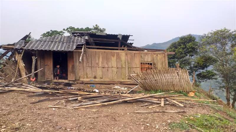 Một ngôi nhà bị tốc mái ở huyện Bảo Lạc, tỉnh Cao Bằng. Một ngôi nhà bị tốc mái ở huyện Bảo Lạc, tỉnh Cao Bằng.