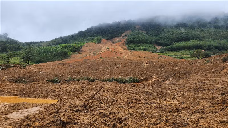 Đất đá từ ngọn đồi cao đã tràn lấp xuống ngôi làng trong xóm Lũng Lỳ gây hậu quả tang thương.