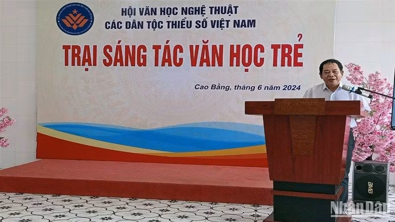 Lãnh đạo Hội Văn học nghệ thuật các dân tộc thiểu số Việt Nam phát biểu khai mạc Trại sáng tác.