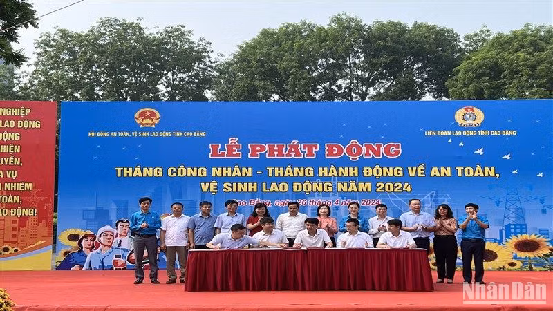 Các doanh nghiệp ký cam kết thực hiện tốt công tác an toàn, vệ sinh lao động.