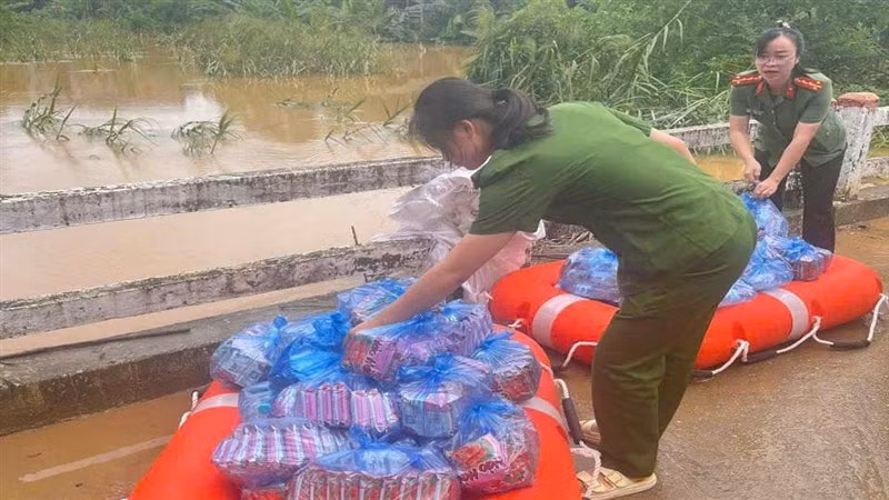 Công an huyện Hòa An tiếp tế nước, mì tôm cho người dân xóm Mã Quan, thị trấn Nước Hai, huyện Hòa An bị cô lập do lũ lớn. (Ảnh: Công an Cao Bằng)
