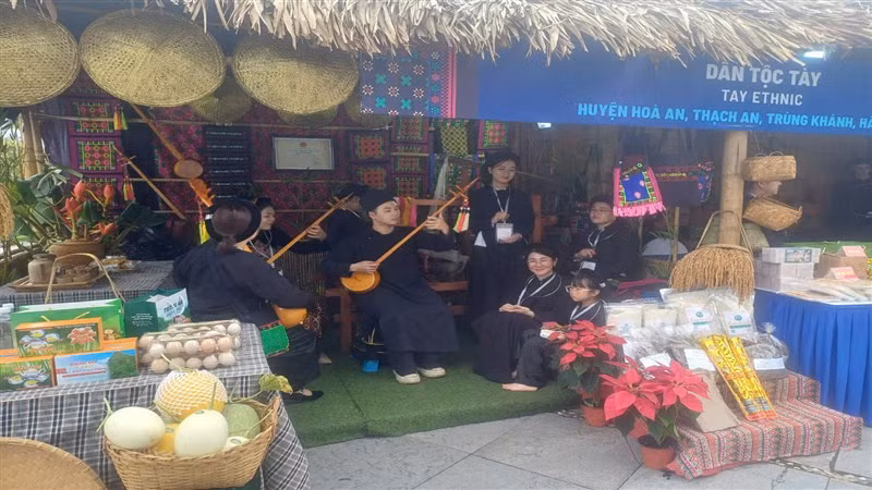 Gian hàng giới thiệu bản sắc văn hóa, sản phẩm Công viên địa chất toàn cầu UNESCO Non nước Cao Bằng.