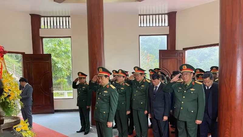 Đại tướng Phan Văn Giang, đoàn đại biểu Quân ủy Trung ương, Bộ Quốc phòng và lãnh đạo tỉnh Cao Bằng dâng hương, dâng hoa tại Đền thờ Đại tướng Võ Nguyên Giáp và 34 chiến sĩ Đội Việt Nam tuyên truyền giải phóng quân. Đại tướng Phan Văn Giang, đoàn đại biểu Quân ủy Trung ương, Bộ Quốc phòng và lãnh đạo tỉnh Cao Bằng dâng hương, dâng hoa tại Đền thờ Đại tướng Võ Nguyên Giáp và 34 chiến sĩ Đội Việt Nam tuyên truyền giải phóng quân.