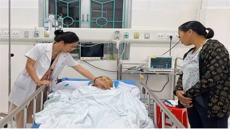 Nạn nhân vụ sạt lở đang điều trị tại Bệnh viện Đa khoa tỉnh Cao Bằng. (Ảnh: Bệnh viện Đa khoa tỉnh Cao Bằng) Nạn nhân vụ sạt lở đang điều trị tại Bệnh viện Đa khoa tỉnh Cao Bằng. (Ảnh: Bệnh viện Đa khoa tỉnh Cao Bằng)