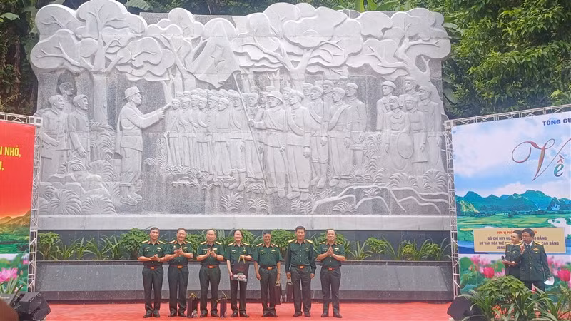 Ban tổ chức tặng quà, tri ân các tướng lĩnh, Anh hùng Lực lượng vũ trang nhân dân, cựu chiến binh. Ban tổ chức tặng quà, tri ân các tướng lĩnh, Anh hùng Lực lượng vũ trang nhân dân, cựu chiến binh.