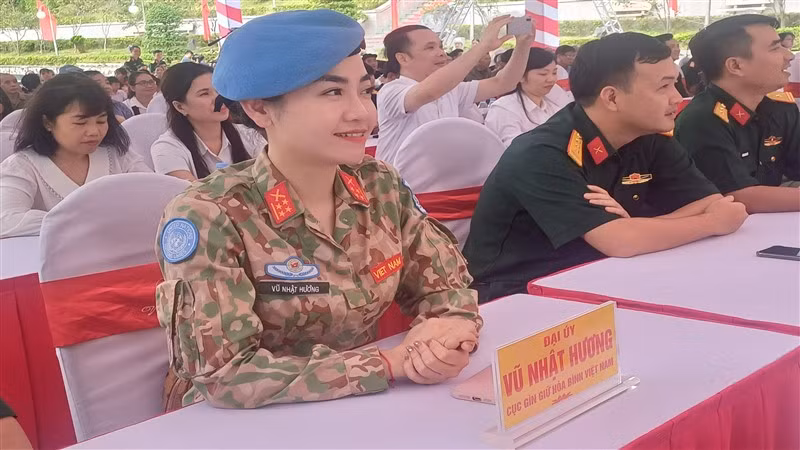 Đại úy Vũ Nhật Hương, cán bộ Cục Gìn giữ hòa bình Việt Nam. Đại úy Vũ Nhật Hương, cán bộ Cục Gìn giữ hòa bình Việt Nam.