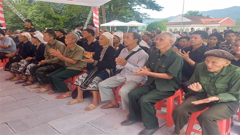Đồng bào các dân tộc huyện Nguyên Bình tham dự chương trình. Đồng bào các dân tộc huyện Nguyên Bình tham dự chương trình.