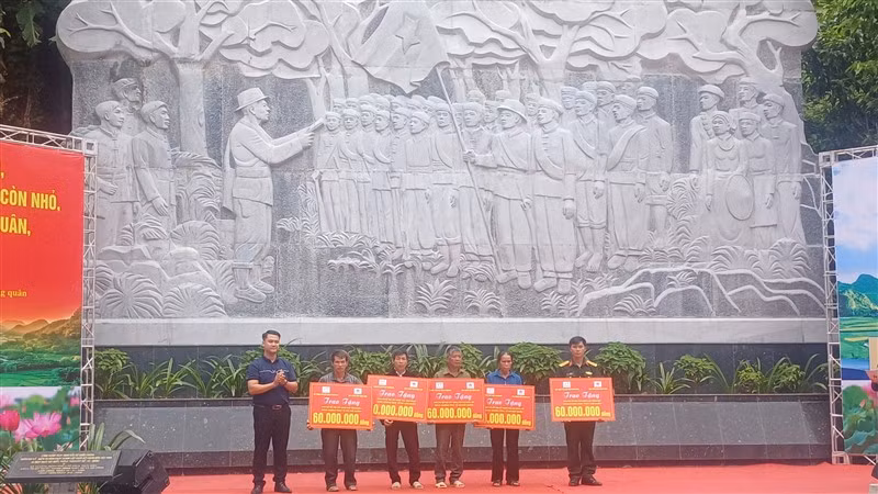 Ban tổ chức trao kinh phí hỗ trợ xây dựng nhà ở cho gia đình người có công với cách mạng, hộ nghèo, quân nhân hoàn cảnh khó khăn. Ban tổ chức trao kinh phí hỗ trợ xây dựng nhà ở cho gia đình người có công với cách mạng, hộ nghèo, quân nhân hoàn cảnh khó khăn.