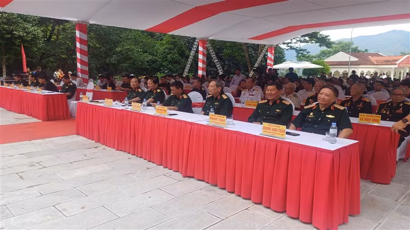 Các tướng lĩnh, Anh hùng Lực lượng vũ trang nhân dân, cựu chiến binh, đại biểu tham dự chương trình. Các tướng lĩnh, Anh hùng Lực lượng vũ trang nhân dân, cựu chiến binh, đại biểu tham dự chương trình.