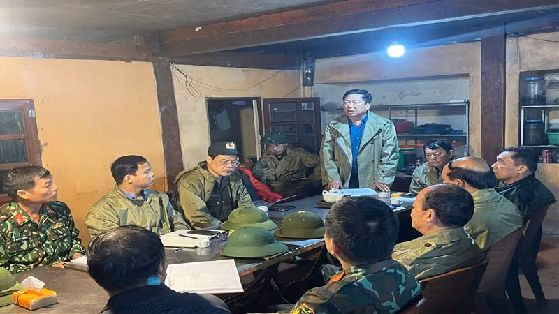 Bí thư Tỉnh ủy Cao Bằng Trần Hồng Minh làm việc với các lực lượng tìm kiếm, cứu nạn. Bí thư Tỉnh ủy Cao Bằng Trần Hồng Minh làm việc với các lực lượng tìm kiếm, cứu nạn.