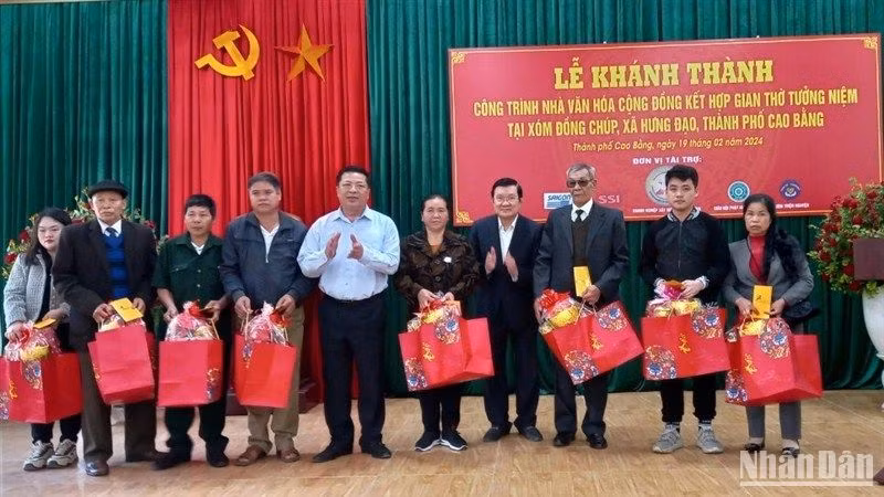 Nguyên Chủ tịch nước Trương Tấn Sang và lãnh đạo tỉnh Cao Bằng tặng quà người dân xóm Đồng Chúp, xã Hưng Đạo, thành phố Cao Bằng (Cao Bằng).