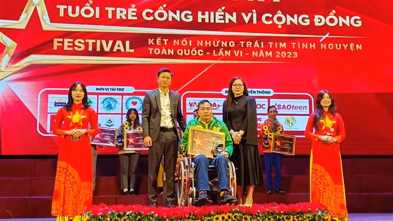 Anh Phạm Văn Thái nhận danh hiệu Tuổi trẻ cống hiến vì cộng đồng năm 2023 do Cộng đồng tình nguyện Việt Nam trao tặng.