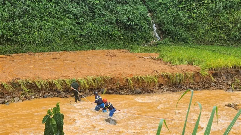 Lực lượng chức năng tại hiện trường tìm kiếm, cứu nạn ở xóm Khuổi Ngọa, xã Ca Thành, huyện Nguyên Bình. (Ảnh: Báo Cao Bằng)