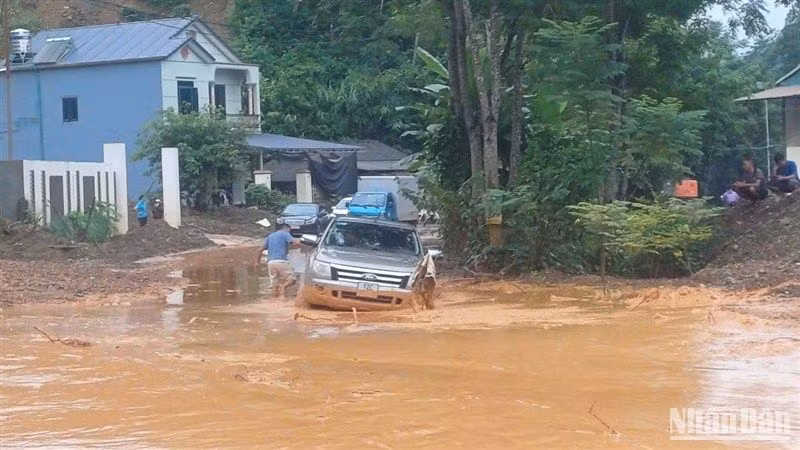 Chiếc ô-tô cố "bò" qua vị trí tắc đường, bị mắc kẹt trong đống bùn đất.