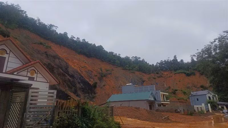 Các chủ đất nhà ở trước đây ở trên đỉnh đồi, sau khi hoàn thành thỏa thuận san gạt đã xây nhà ở vị trí hiện tại.