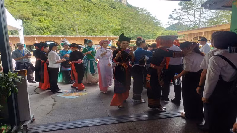 Ban Tổ chức đón tiếp đoàn du khách Việt Nam đầu tiên tham khu cảnh quan từ khi đi vào vận hành chính thức.
