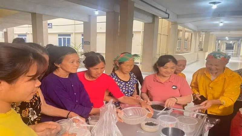 Câu lạc bộ điểm tựa cuộc sống người khuyết tật thành phố Cao Bằng phát cháo cho người bệnh hoàn cảnh khó khăn ở Bệnh viện Đa khoa tỉnh Cao Bằng.