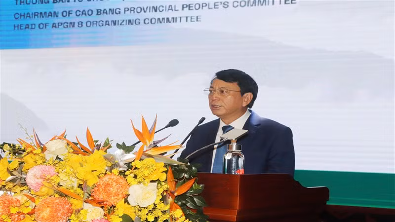Chủ tịch Ủy ban nhân dân tỉnh Cao Bằng Hoàng Xuân Ánh phát biểu ý kiến.