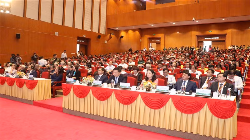 Các đại biểu dự lễ khai mạc.