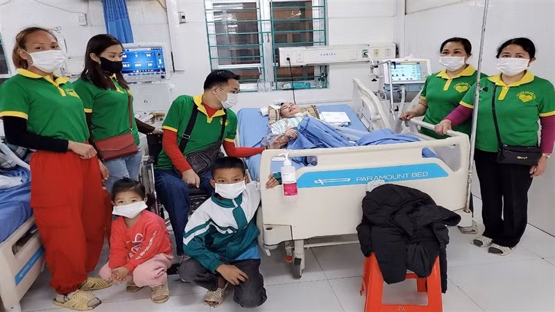 Câu lạc bộ điểm tựa cuộc sống người khuyết tật thành phố Cao Bằng thăm hỏi, động viên hội viên lúc ốm đau.