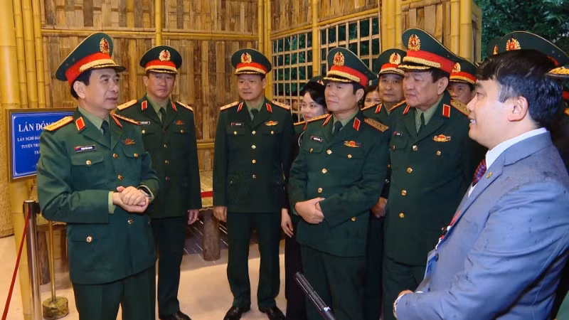 Đại tướng Phan Văn Giang, đoàn đại biểu Quân ủy Trung ương, Bộ Quốc phòng tham quan Khu di tích Quốc gia đặc biệt rừng Trần Hưng Đạo. Đại tướng Phan Văn Giang, đoàn đại biểu Quân ủy Trung ương, Bộ Quốc phòng tham quan Khu di tích Quốc gia đặc biệt rừng Trần Hưng Đạo.