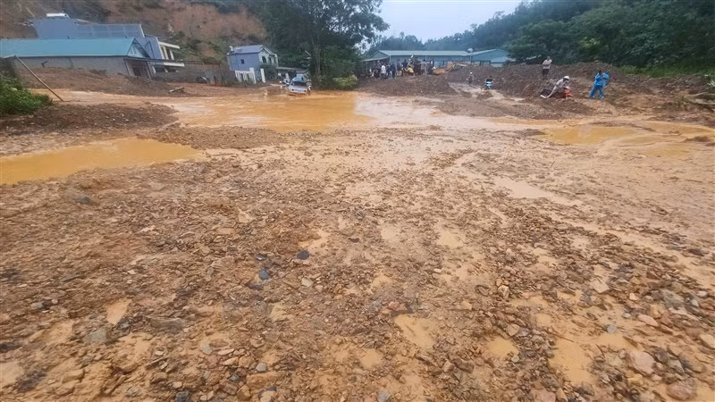 Lượng lớn bùn, đất, đá tràn lấp gây tắc Quốc lộ 3.