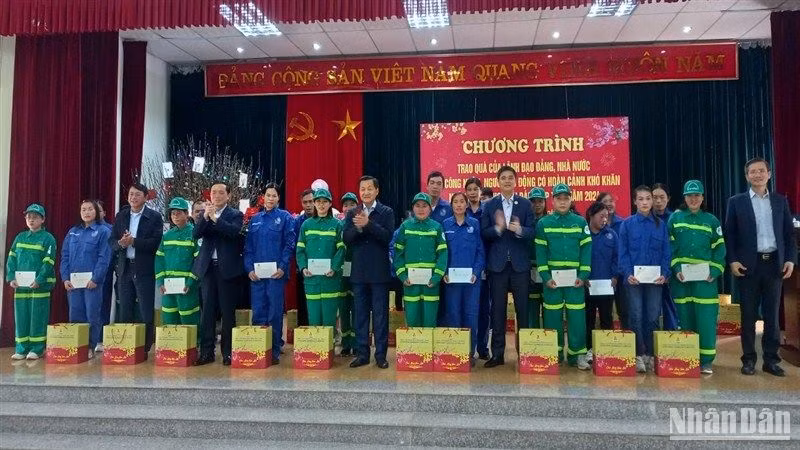 Phó Thủ tướng Lê Minh Khái và Đoàn công tác tặng quà công nhân lao động tỉnh Cao Bằng.