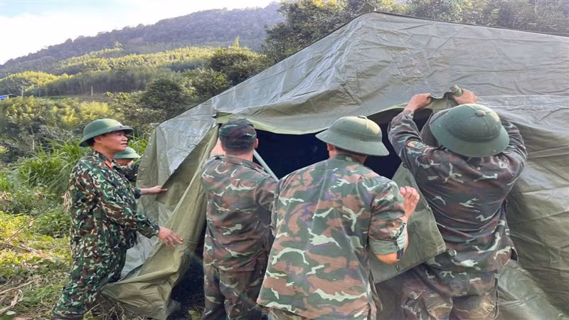 Dựng nhà bạt cho người dân bị mất nhà ở do sạt lở đất. Dựng nhà bạt cho người dân bị mất nhà ở do sạt lở đất.