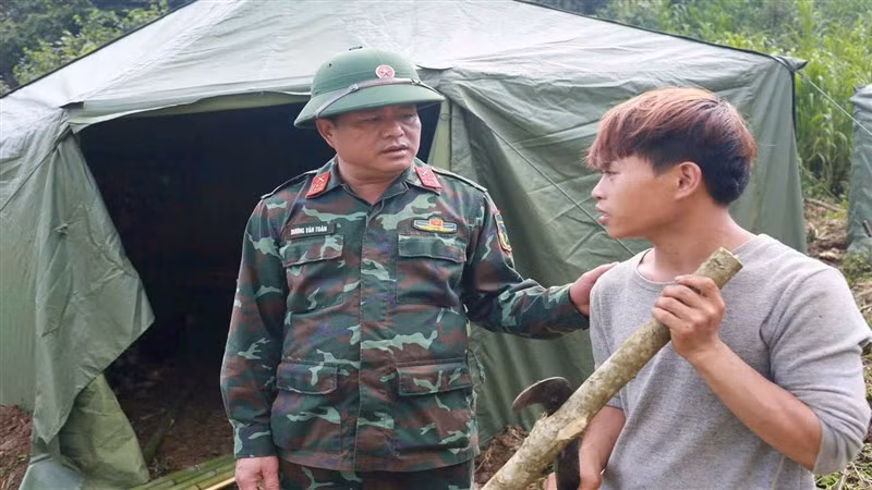 Đại tá Dương Văn Toàn, Chủ nhiệm Chính trị Bộ Chỉ huy Quân sự tỉnh Cao Bằng thăm hỏi người dân xóm Lũng Lỳ, xã Ca Thành. Đại tá Dương Văn Toàn, Chủ nhiệm Chính trị Bộ Chỉ huy Quân sự tỉnh Cao Bằng thăm hỏi người dân xóm Lũng Lỳ, xã Ca Thành.