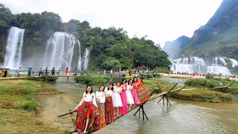 Du khách tham quan thác Bản Giốc.