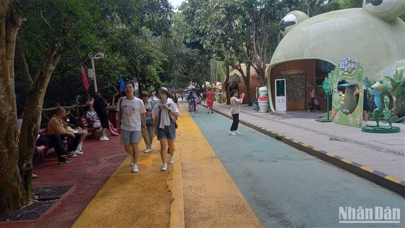 Du khách tham quan Khu cảnh quan Bản Giốc (Việt Nam)-Đức Thiên (Trung Quốc).