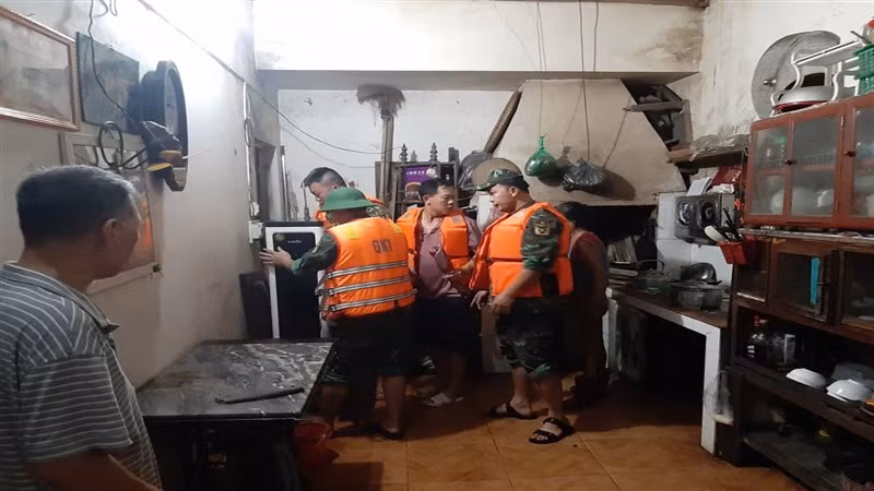 Lực lượng Bộ Chỉ huy Quân sự tỉnh Cao Bằng giúp dân di chuyển tài sản tránh lũ. Lực lượng Bộ Chỉ huy Quân sự tỉnh Cao Bằng giúp dân di chuyển tài sản tránh lũ.