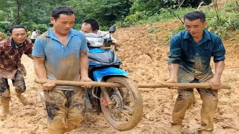 Mưa lũ, sạt lở đất khiến giao thông tại xã Bảo Toàn rất khó khăn trong ngày mưa. Mưa lũ, sạt lở đất khiến giao thông tại xã Bảo Toàn rất khó khăn trong ngày mưa.