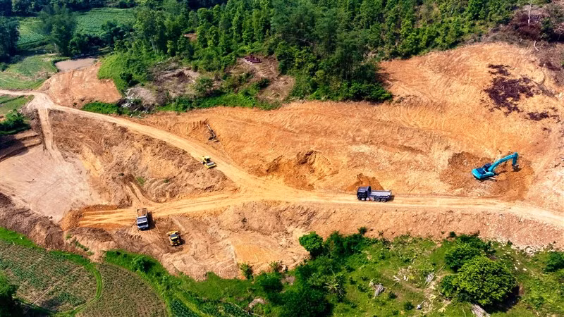 Những km đầu tiên trên tuyến cao tốc Đồng Đăng-Trà Lĩnh đang được thi công. Những km đầu tiên trên tuyến cao tốc Đồng Đăng-Trà Lĩnh đang được thi công.