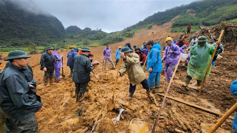 Trời không mưa, nhưng đất đỏ, bùn đặc quánh khiến nhiệm vụ tìm kiếm khó khăn hơn.