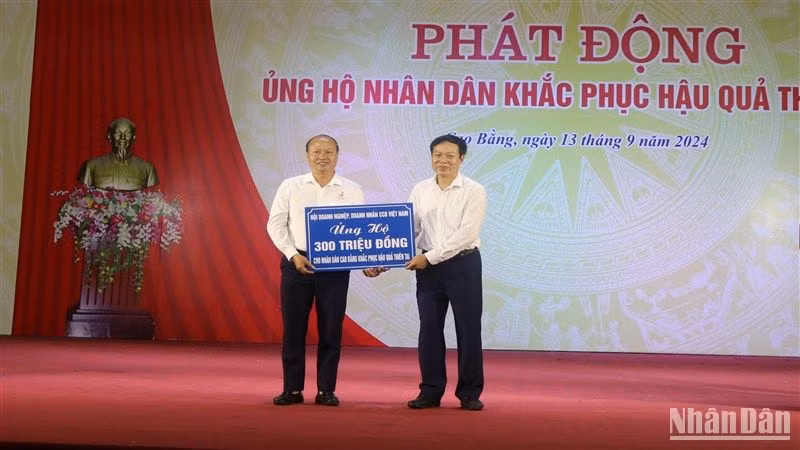 Doanh nhân ủng hộ khắc phục hậu quả thiên tai.