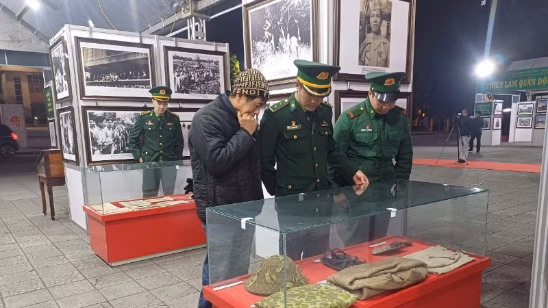 Cán bộ, chiến sĩ lực lượng vũ trang và người dân tham quan triển lãm.