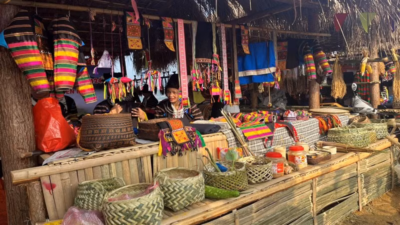 Gian hàng trưng bày, giới thiệu các sản phẩm thủ công của đồng bào dân tộc Lô Lô. Gian hàng trưng bày, giới thiệu các sản phẩm thủ công của đồng bào dân tộc Lô Lô.