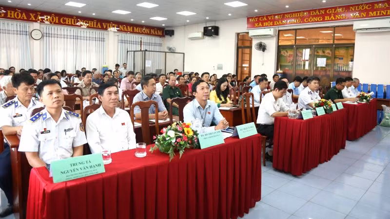 Các đại biểu và bà con nhân dân, ngư dân tham dự Hội nghị.