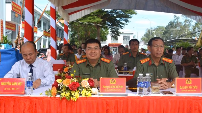 Lãnh đạo Công an tỉnh và Thị ủy thị xã Phú Mỹ dự lễ khánh thành trụ sở công an xã. (Trong ảnh: Thượng tá Lương Đức Minh, Phó Giám đốc Công an tỉnh ngồi giữa). Lãnh đạo Công an tỉnh và Thị ủy thị xã Phú Mỹ dự lễ khánh thành trụ sở công an xã. (Trong ảnh: Thượng tá Lương Đức Minh, Phó Giám đốc Công an tỉnh ngồi giữa).