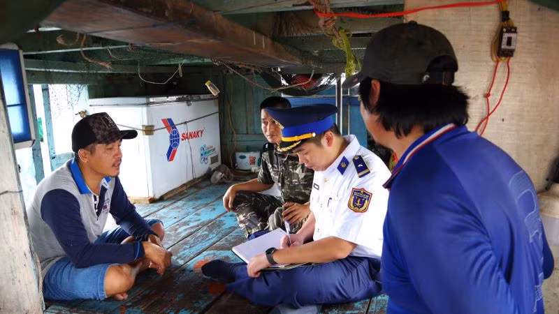 Lực lượng chức năng làm việc với thuyền trưởng Đoàn Quốc Điểm. Lực lượng chức năng làm việc với thuyền trưởng Đoàn Quốc Điểm.