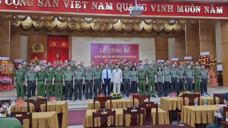 Đại tá Vũ Như Hà và Bí thư Tỉnh ủy tỉnh Bà Rịa-Vũng Tàu Phạm Viết Thanh chụp hình lưu niệm với cán bộ chủ chốt Công an tỉnh Bà Rịa-Vũng Tàu. Đại tá Vũ Như Hà và Bí thư Tỉnh ủy tỉnh Bà Rịa-Vũng Tàu Phạm Viết Thanh chụp hình lưu niệm với cán bộ chủ chốt Công an tỉnh Bà Rịa-Vũng Tàu.