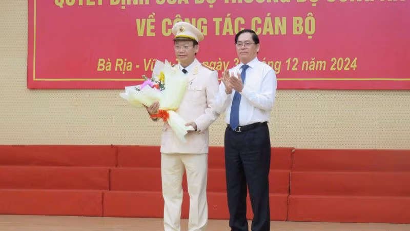 Đồng chí Phạm Viết Thanh, Bí thư Tỉnh ủy tặng hoa chúc mừng Đại tá Vũ Như Hà nhận nhiệm vụ Giám đốc Công an tỉnh Bà Rịa-Vũng Tàu.