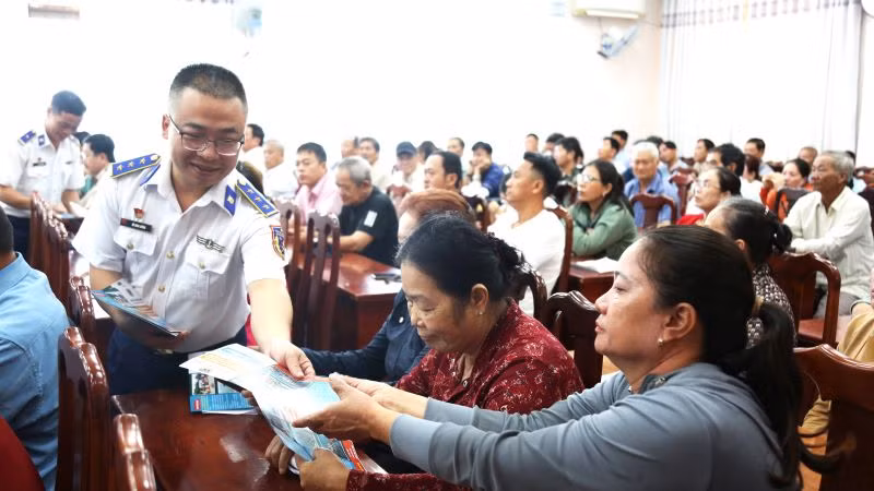Phát tờ rơi tuyên truyền cho bà con ngư dân thành phố Vũng Tàu.